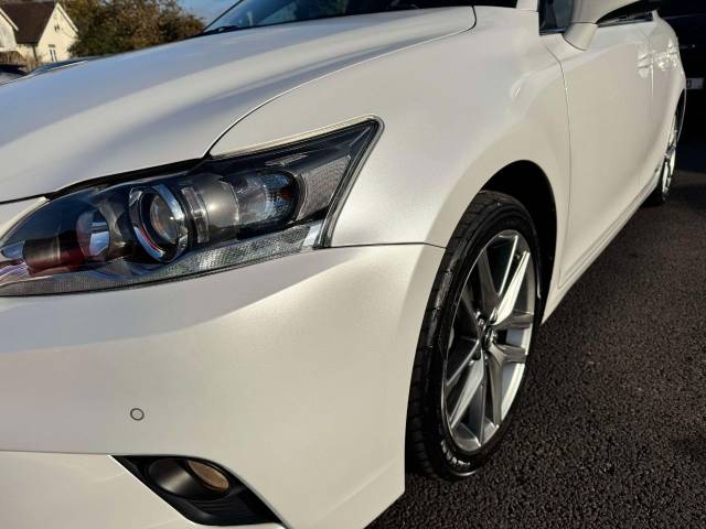 Lexus CT 200h 1.8 Advance Plus 5dr CVT Auto Hatchback Petrol / Electric Hybrid White/black