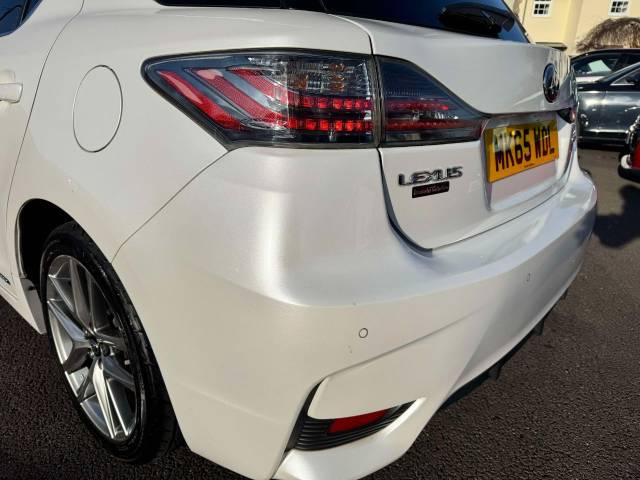 Lexus CT 200h 1.8 Advance Plus 5dr CVT Auto Hatchback Petrol / Electric Hybrid White/black