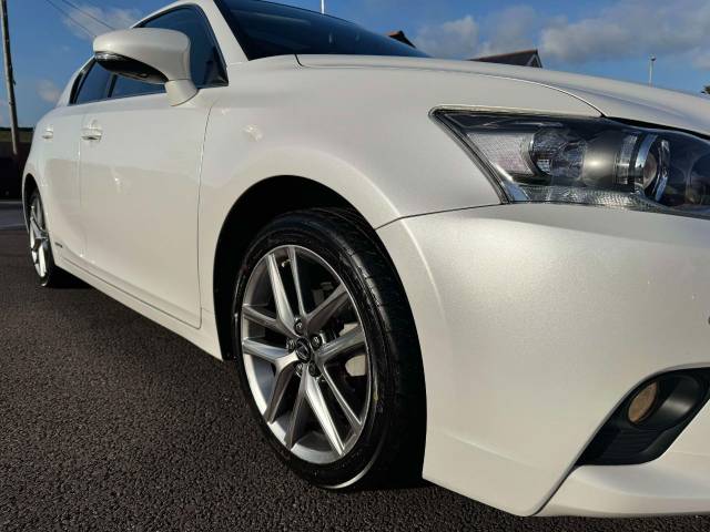 Lexus CT 200h 1.8 Advance Plus 5dr CVT Auto Hatchback Petrol / Electric Hybrid White/black