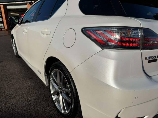 Lexus CT 200h 1.8 Advance Plus 5dr CVT Auto Hatchback Petrol / Electric Hybrid White/black