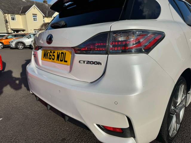 Lexus CT 200h 1.8 Advance Plus 5dr CVT Auto Hatchback Petrol / Electric Hybrid White/black