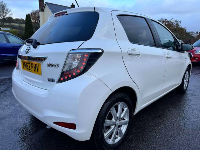 Toyota Yaris 1.5 VVT-i Hybrid T4 5dr CVT Hatchback Petrol / Electric Hybrid White