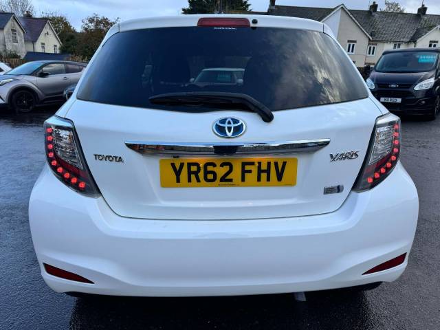 Toyota Yaris 1.5 VVT-i Hybrid T4 5dr CVT Hatchback Petrol / Electric Hybrid White