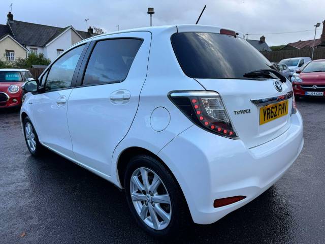 Toyota Yaris 1.5 VVT-i Hybrid T4 5dr CVT Hatchback Petrol / Electric Hybrid White