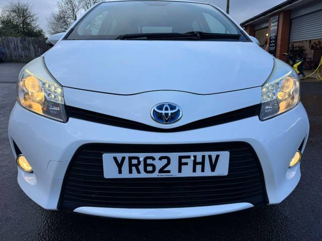 Toyota Yaris 1.5 VVT-i Hybrid T4 5dr CVT Hatchback Petrol / Electric Hybrid White