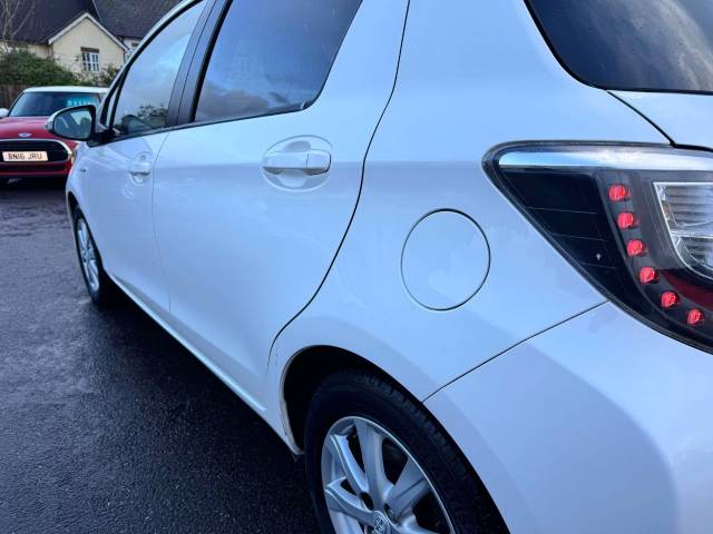 Toyota Yaris 1.5 VVT-i Hybrid T4 5dr CVT Hatchback Petrol / Electric Hybrid White