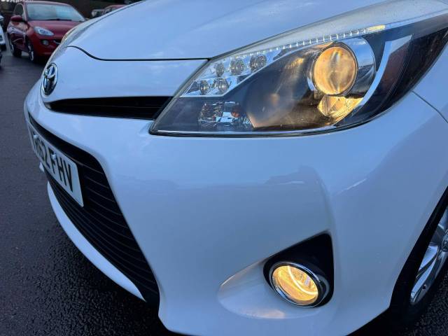 Toyota Yaris 1.5 VVT-i Hybrid T4 5dr CVT Hatchback Petrol / Electric Hybrid White