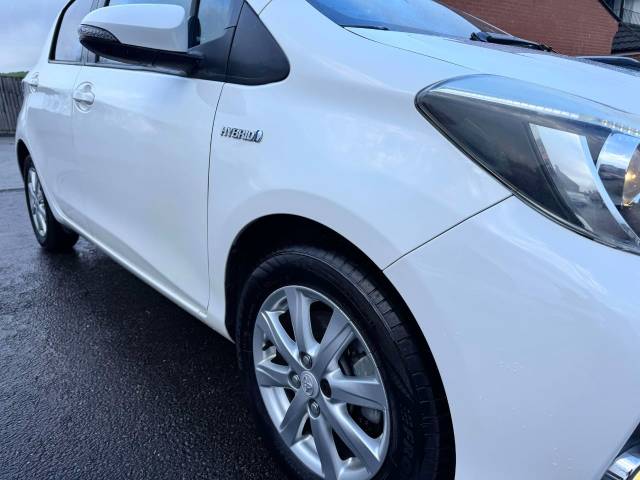 Toyota Yaris 1.5 VVT-i Hybrid T4 5dr CVT Hatchback Petrol / Electric Hybrid White